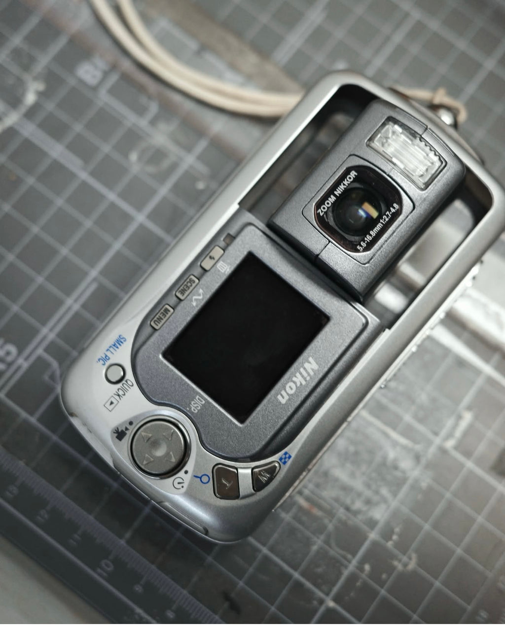 Nikon Coolpix2500（搖頭機可自拍）