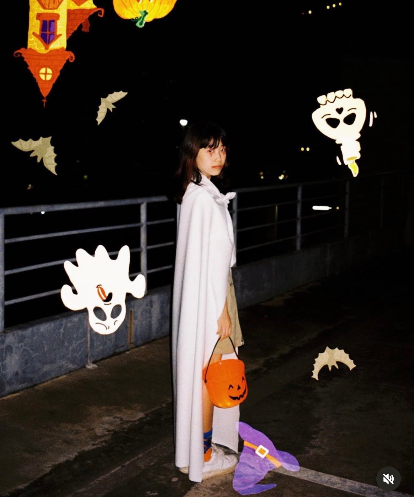 A girl has film Helloween（特效菲林）